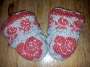 Norwegian ragsocks with a rose pattern